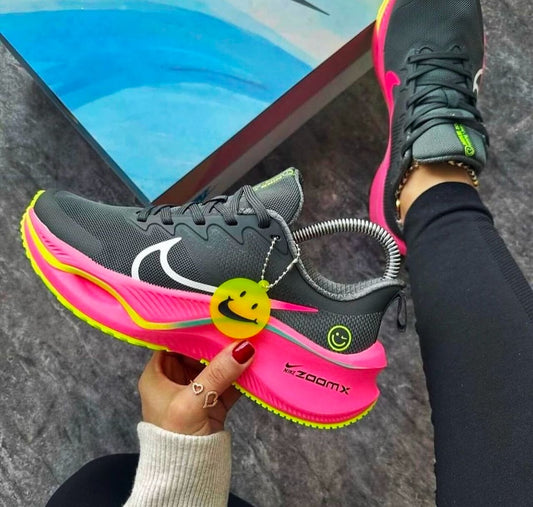 NIKE ZOOM NEGRA SUELA FUCSIA
