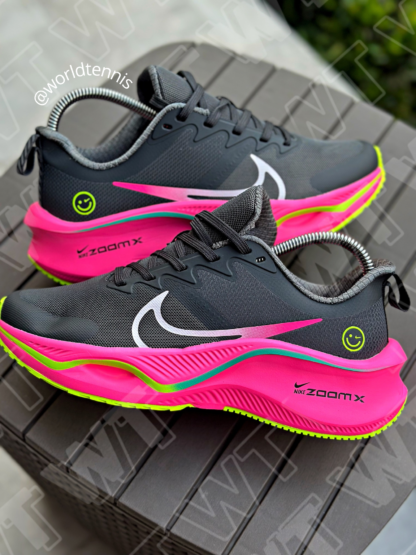 NIKE ZOOM NEGRA SUELA FUCSIA